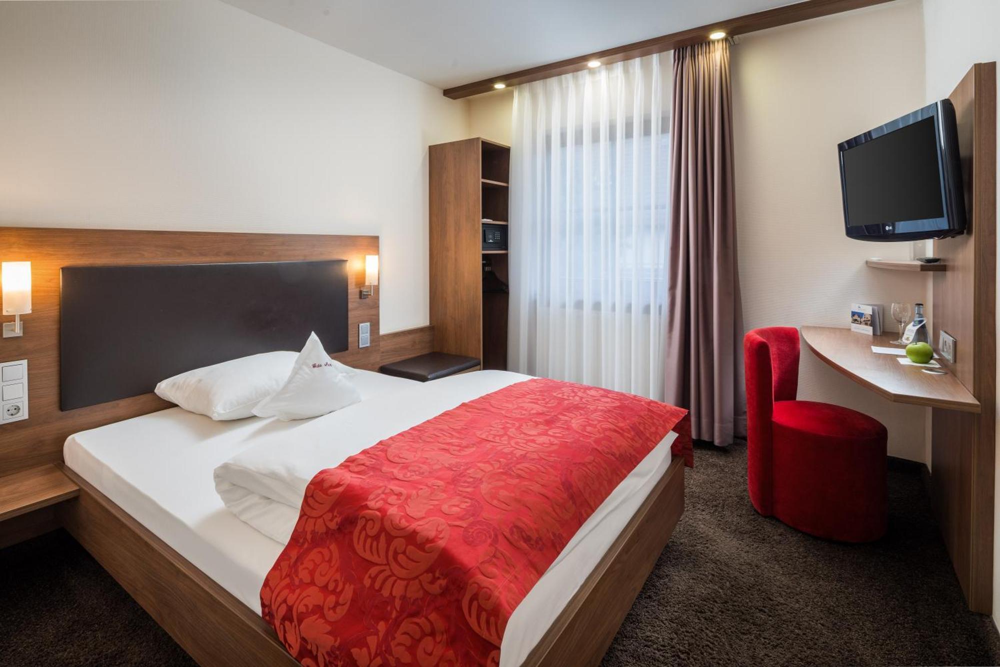 Hotel Schwanen Köngen Екстериор снимка
