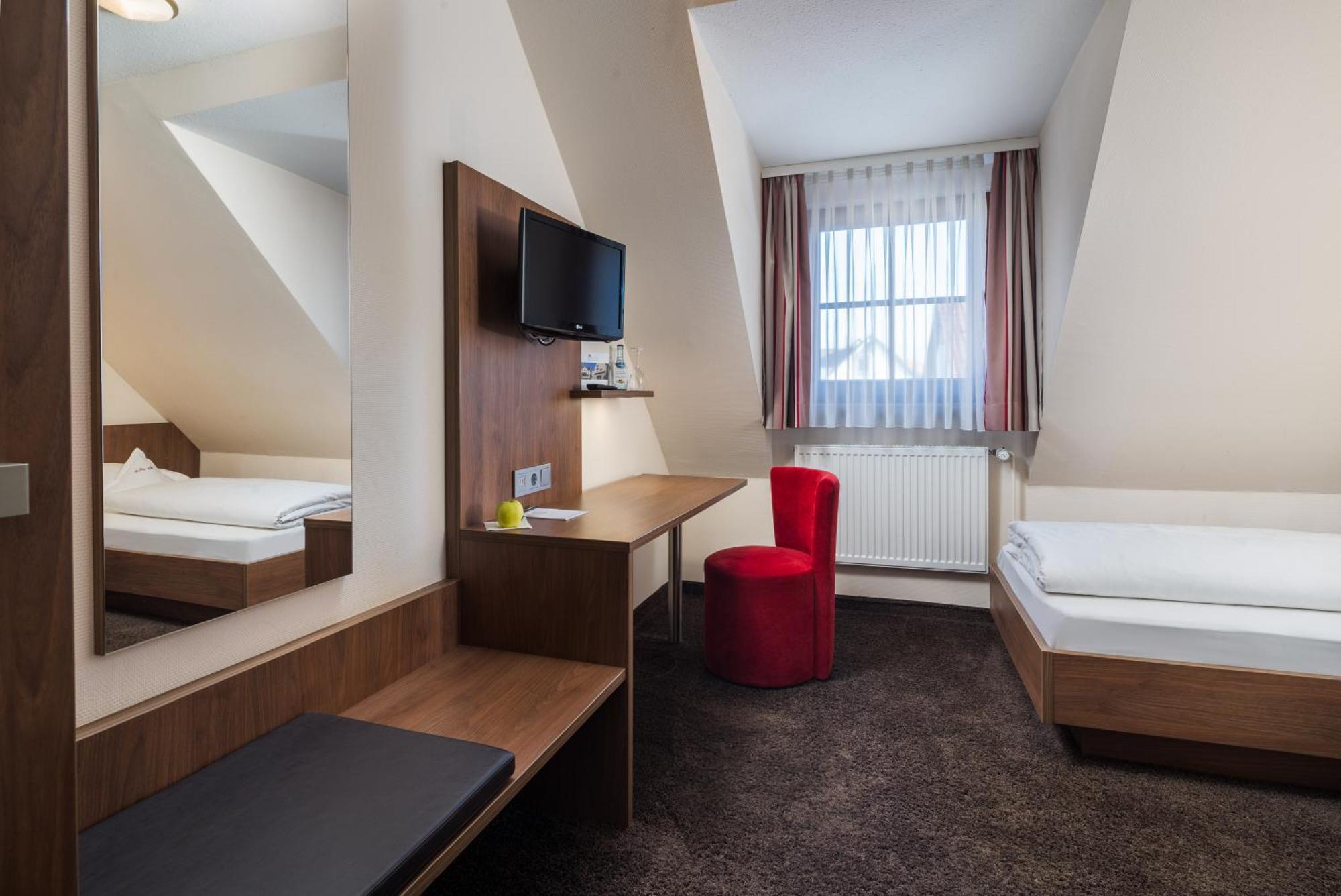 Hotel Schwanen Köngen Екстериор снимка