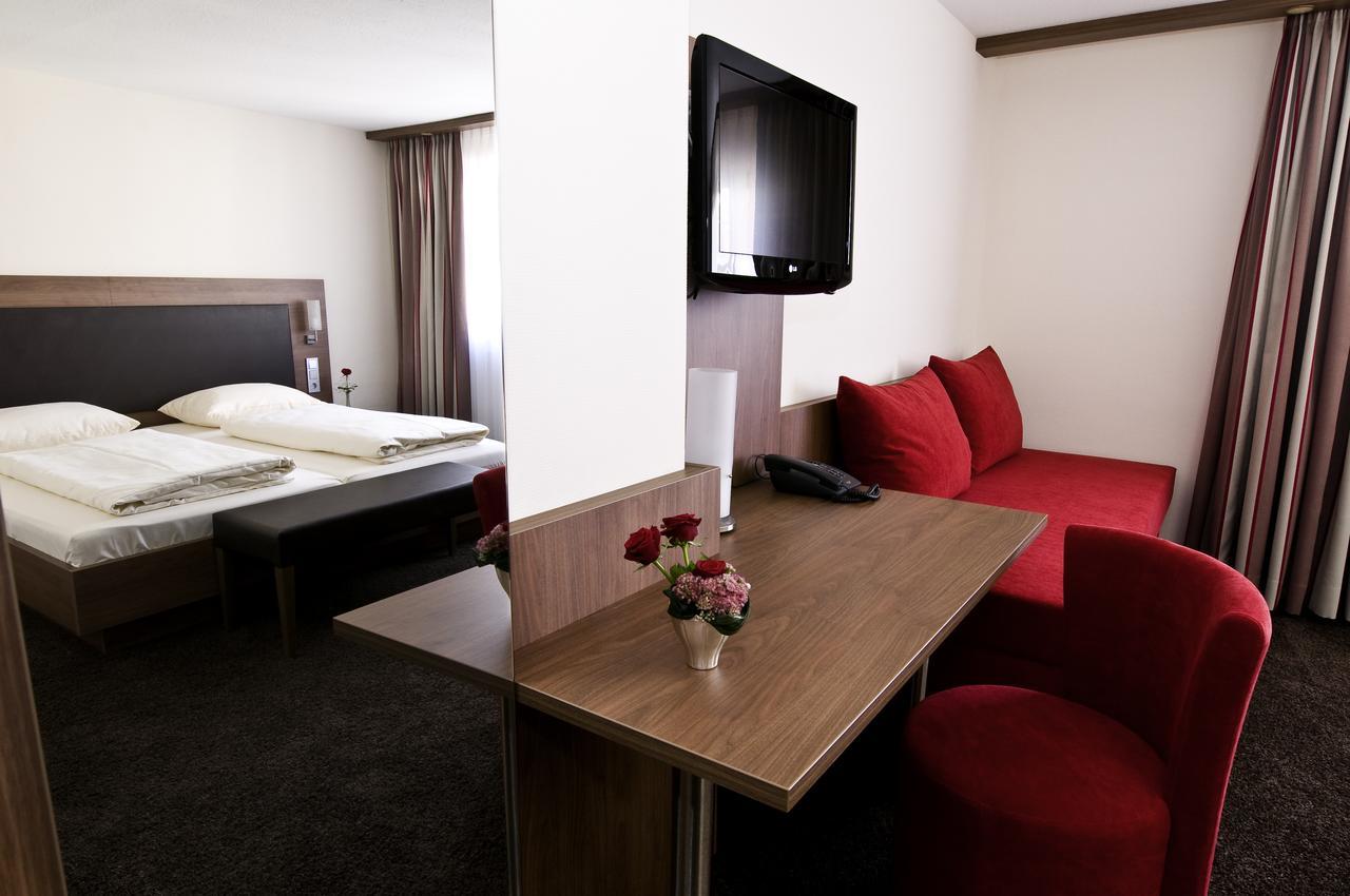 Hotel Schwanen Köngen Екстериор снимка