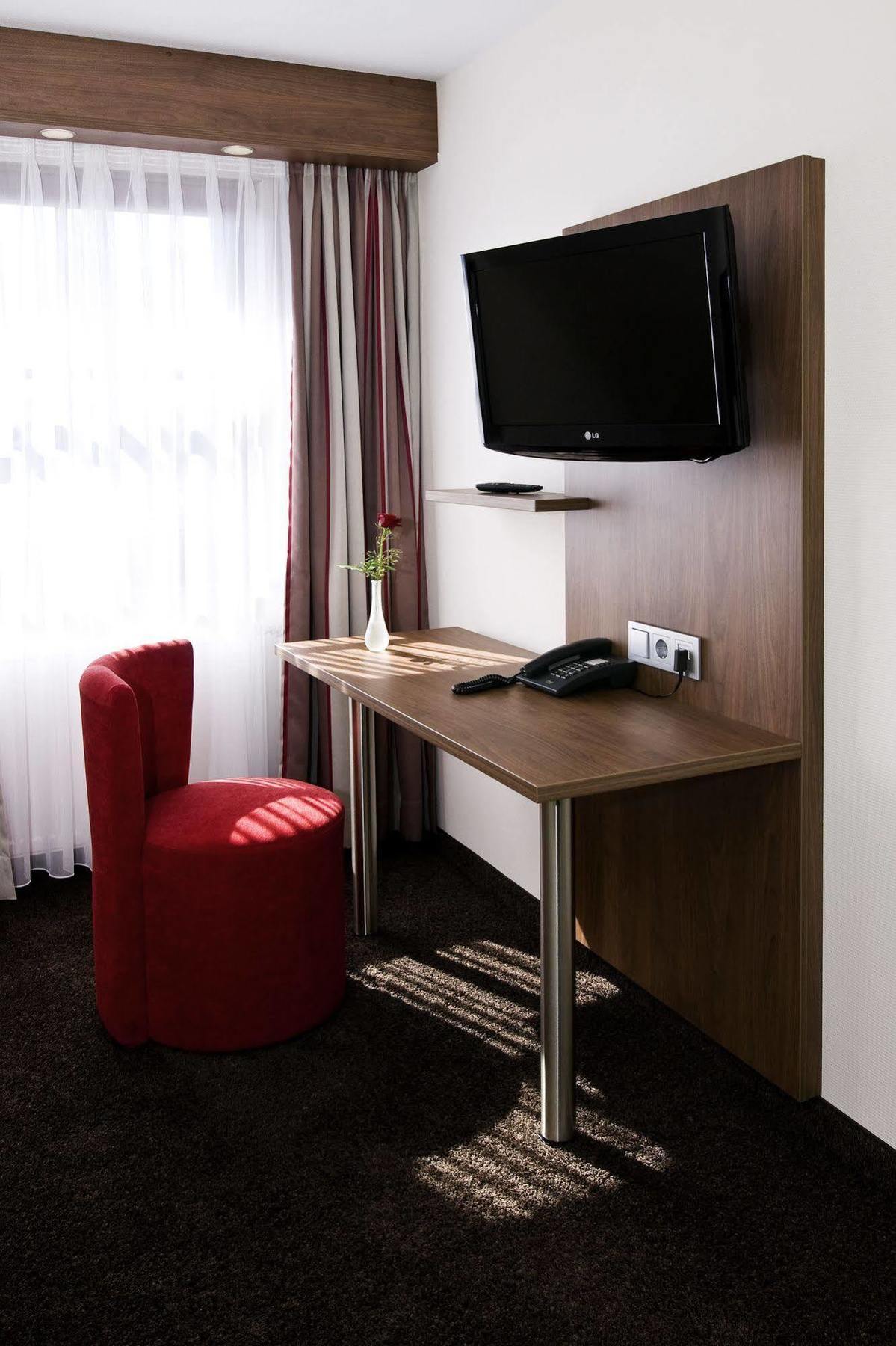 Hotel Schwanen Köngen Екстериор снимка