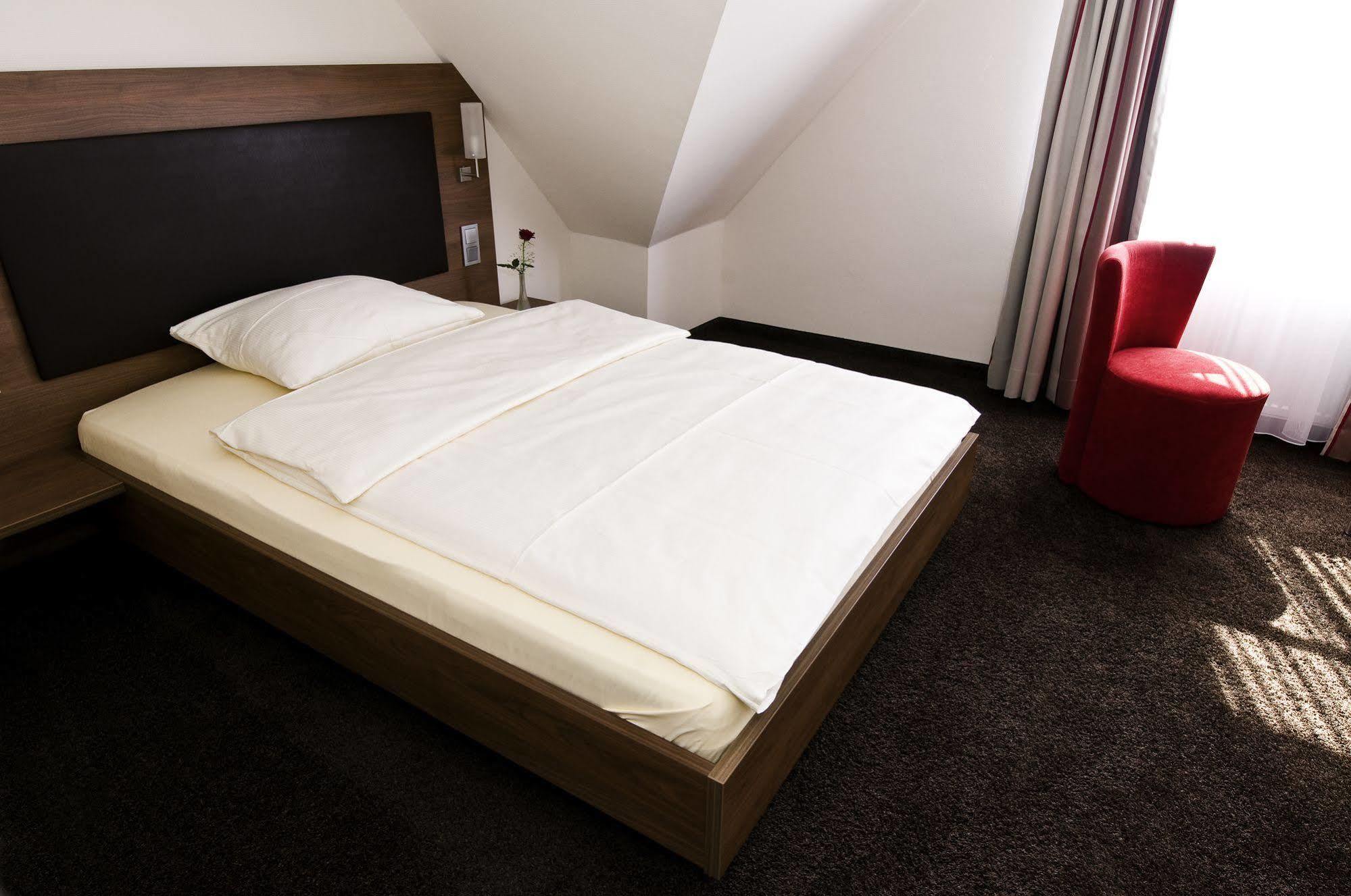 Hotel Schwanen Köngen Екстериор снимка