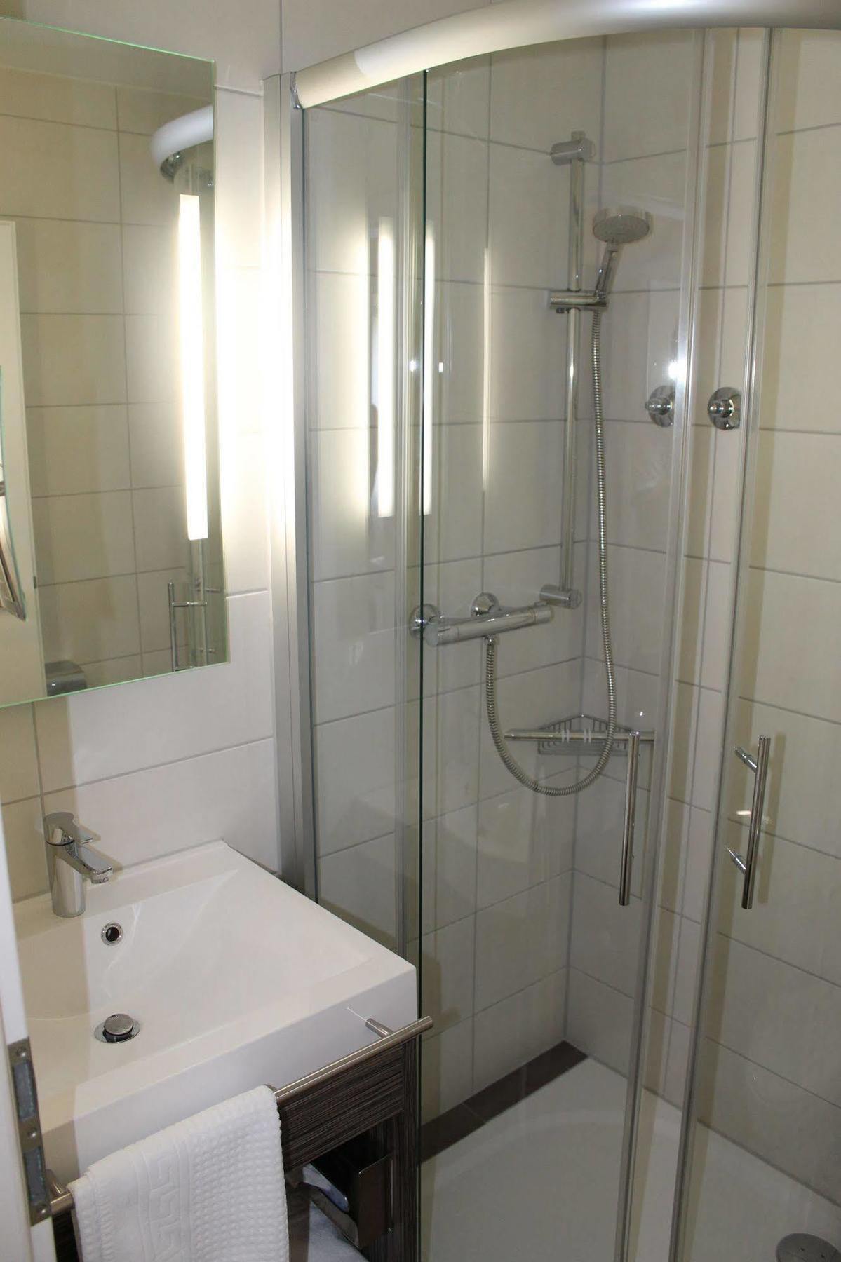 Hotel Schwanen Köngen Екстериор снимка